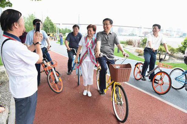 上海市委书记韩正骑共享单车体验滨江骑行环境(图8)